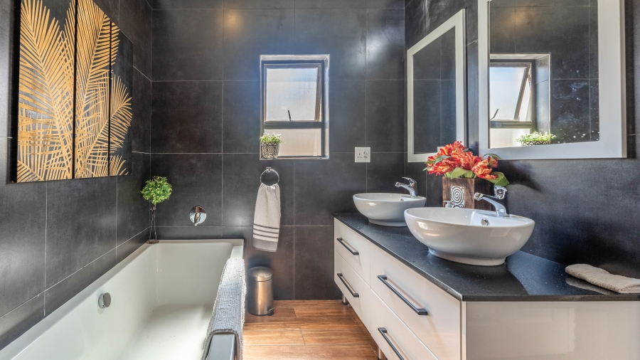 5 Bedroom Property for Sale in Parklands Western Cape